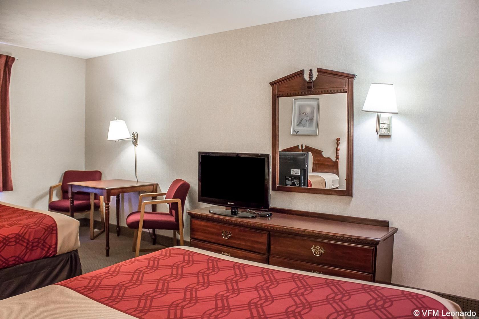 Econo Lodge Traverse City Buitenkant foto