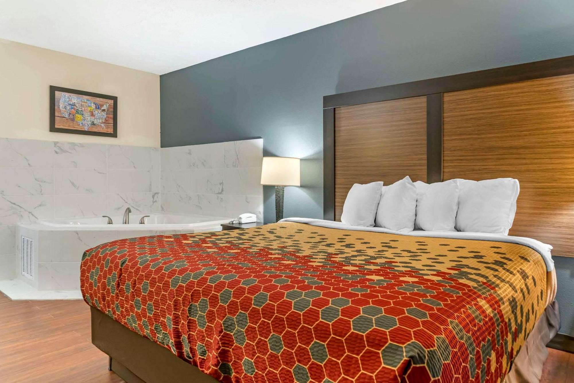 Econo Lodge Traverse City Buitenkant foto