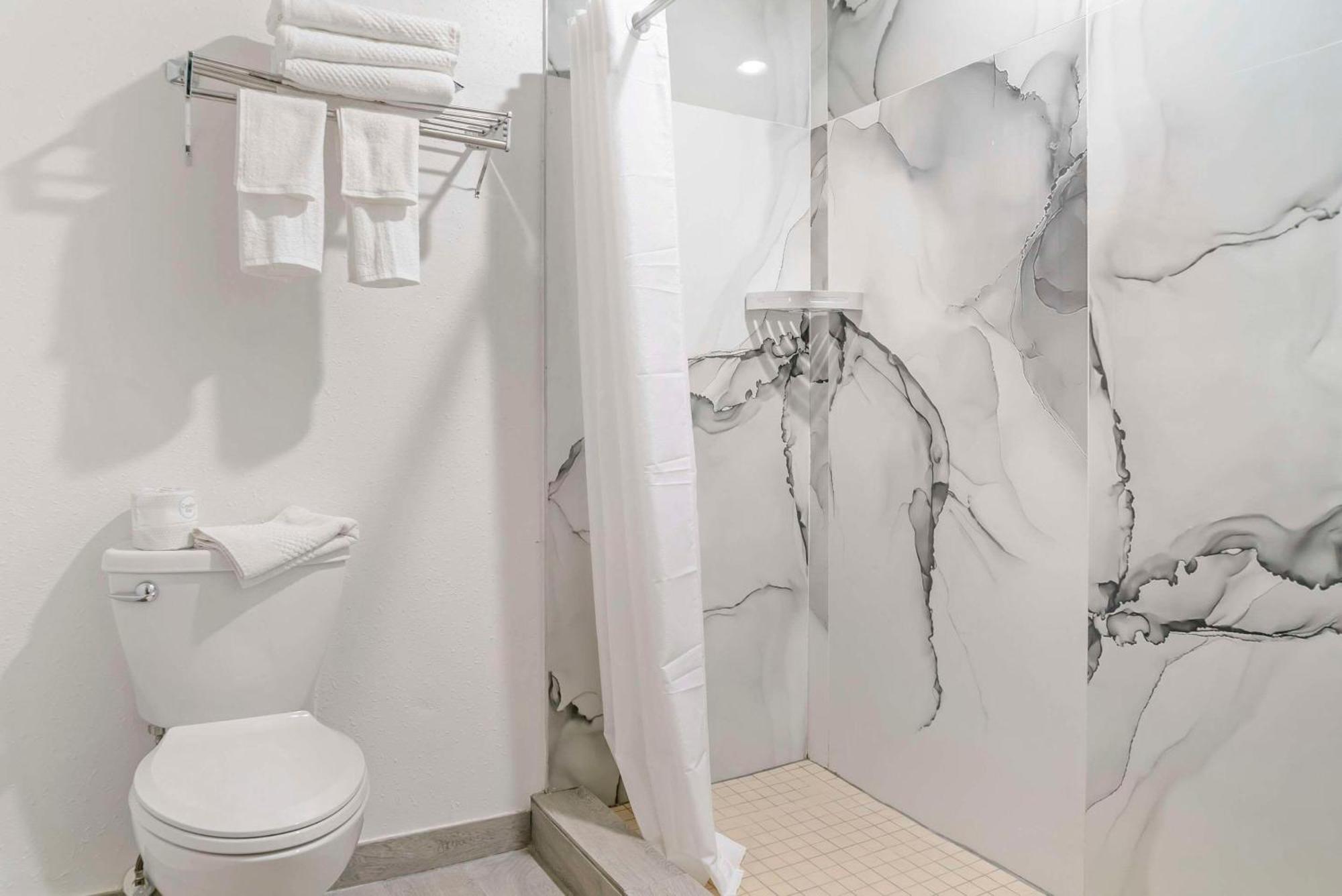 Econo Lodge Traverse City Buitenkant foto