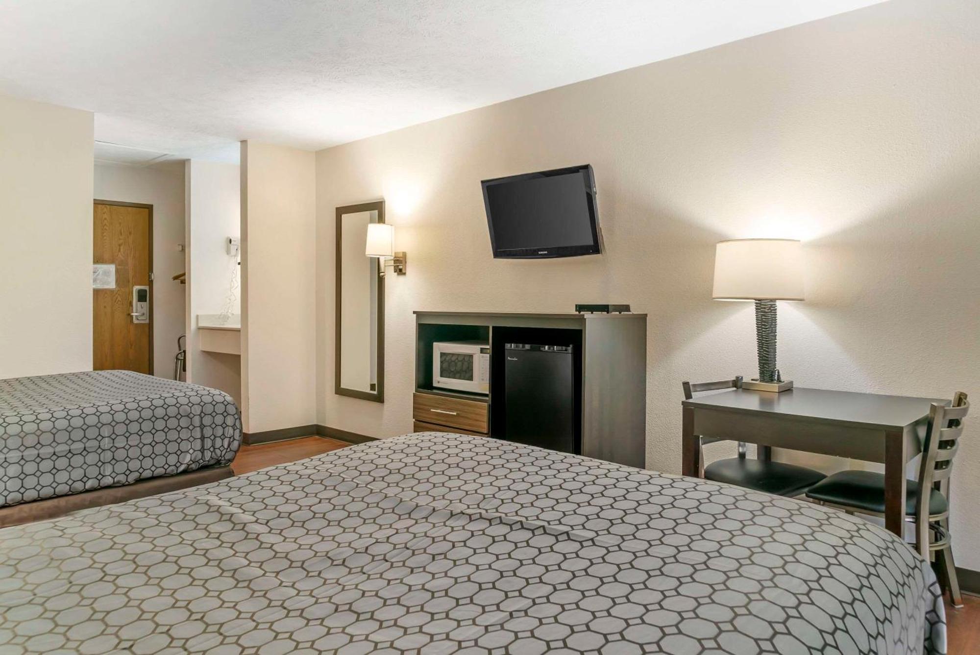 Econo Lodge Traverse City Buitenkant foto