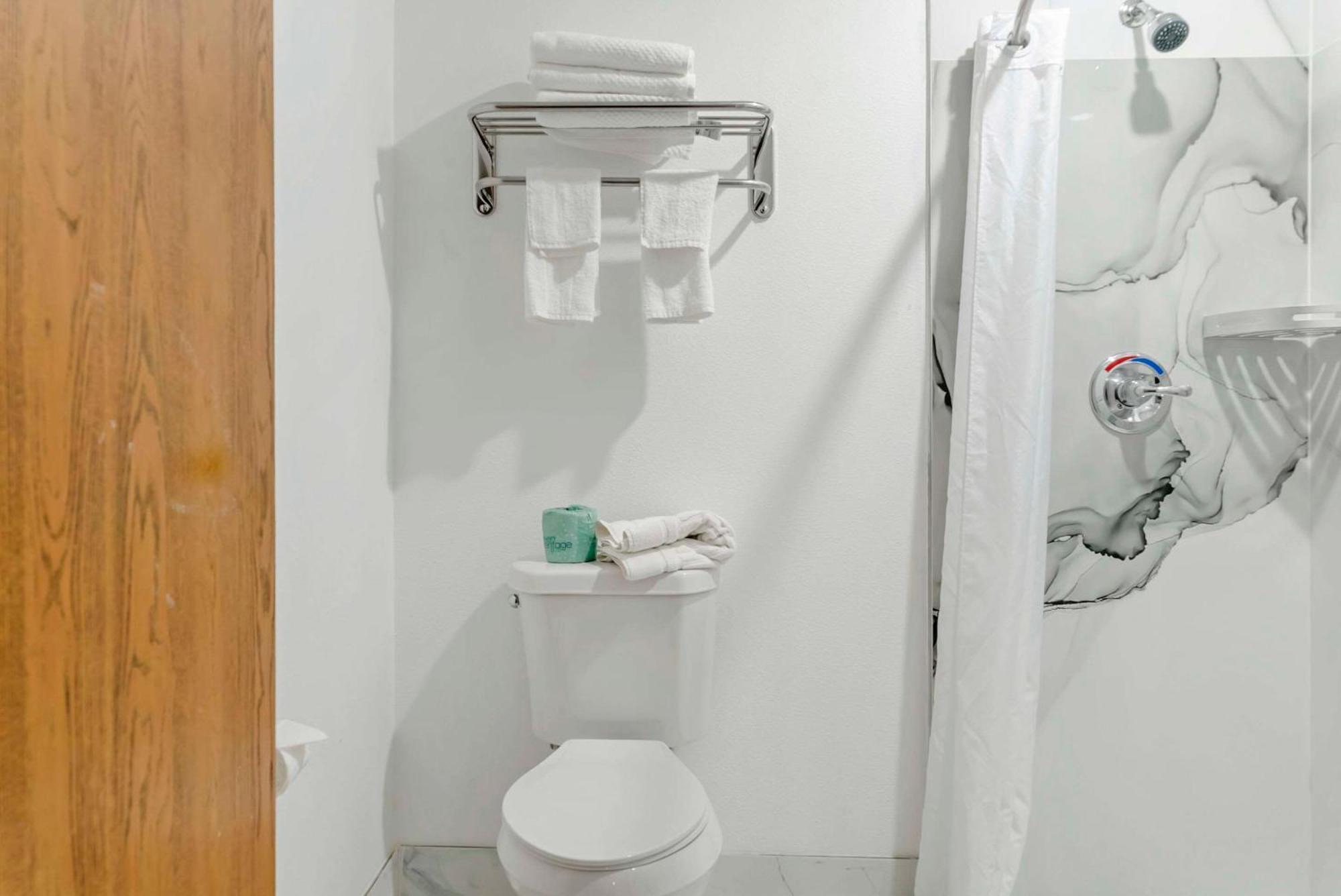 Econo Lodge Traverse City Buitenkant foto
