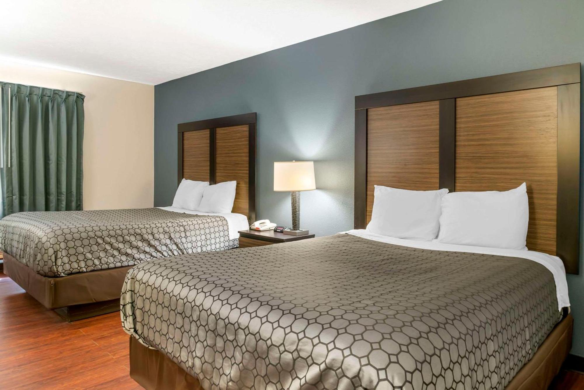 Econo Lodge Traverse City Buitenkant foto