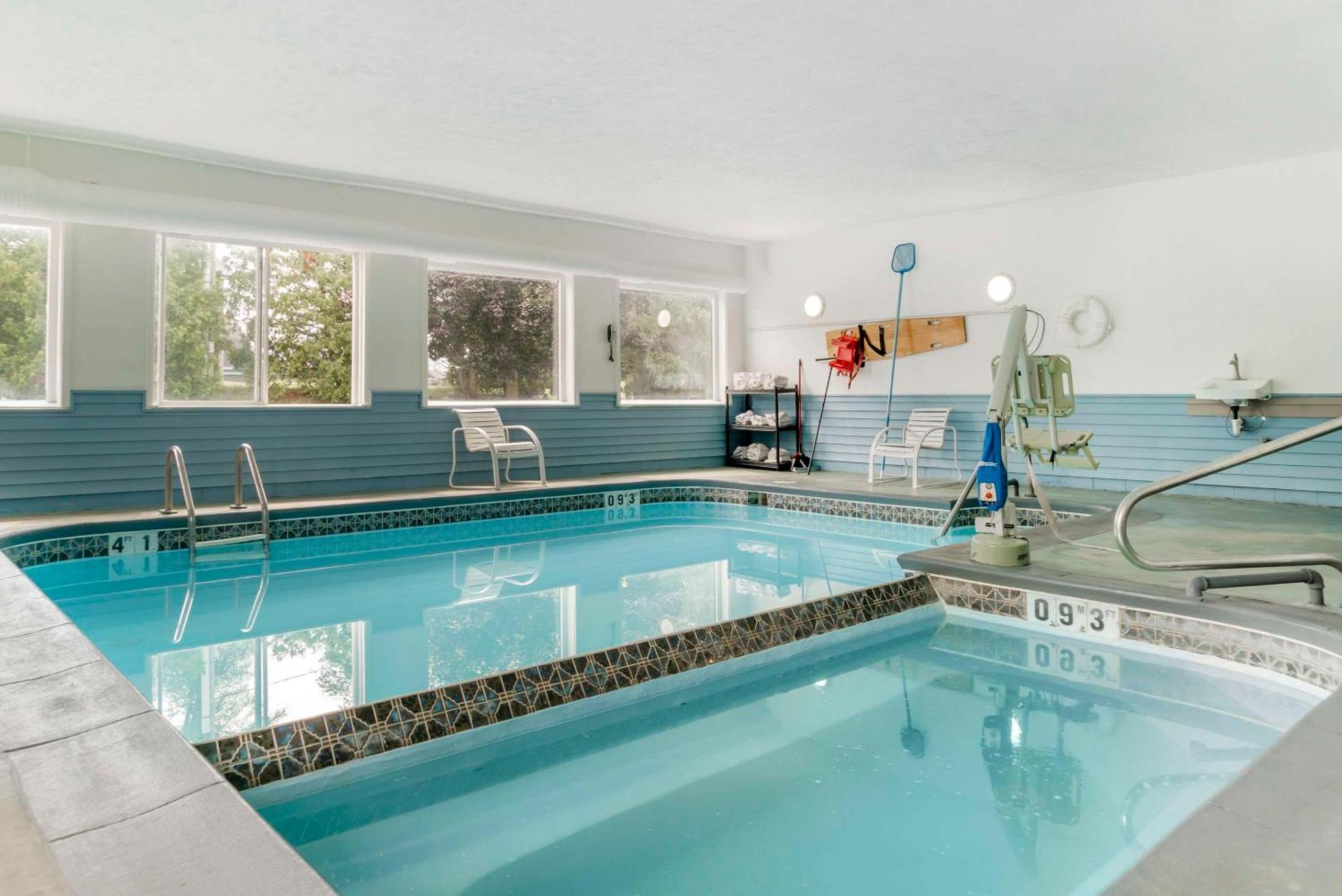 Econo Lodge Traverse City Buitenkant foto