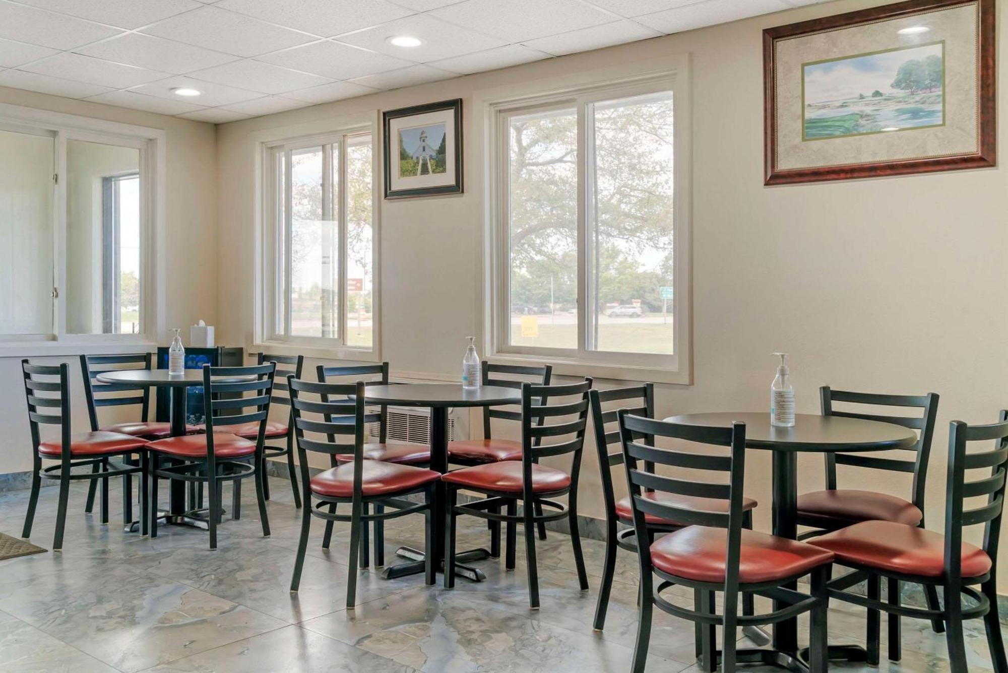Econo Lodge Traverse City Buitenkant foto