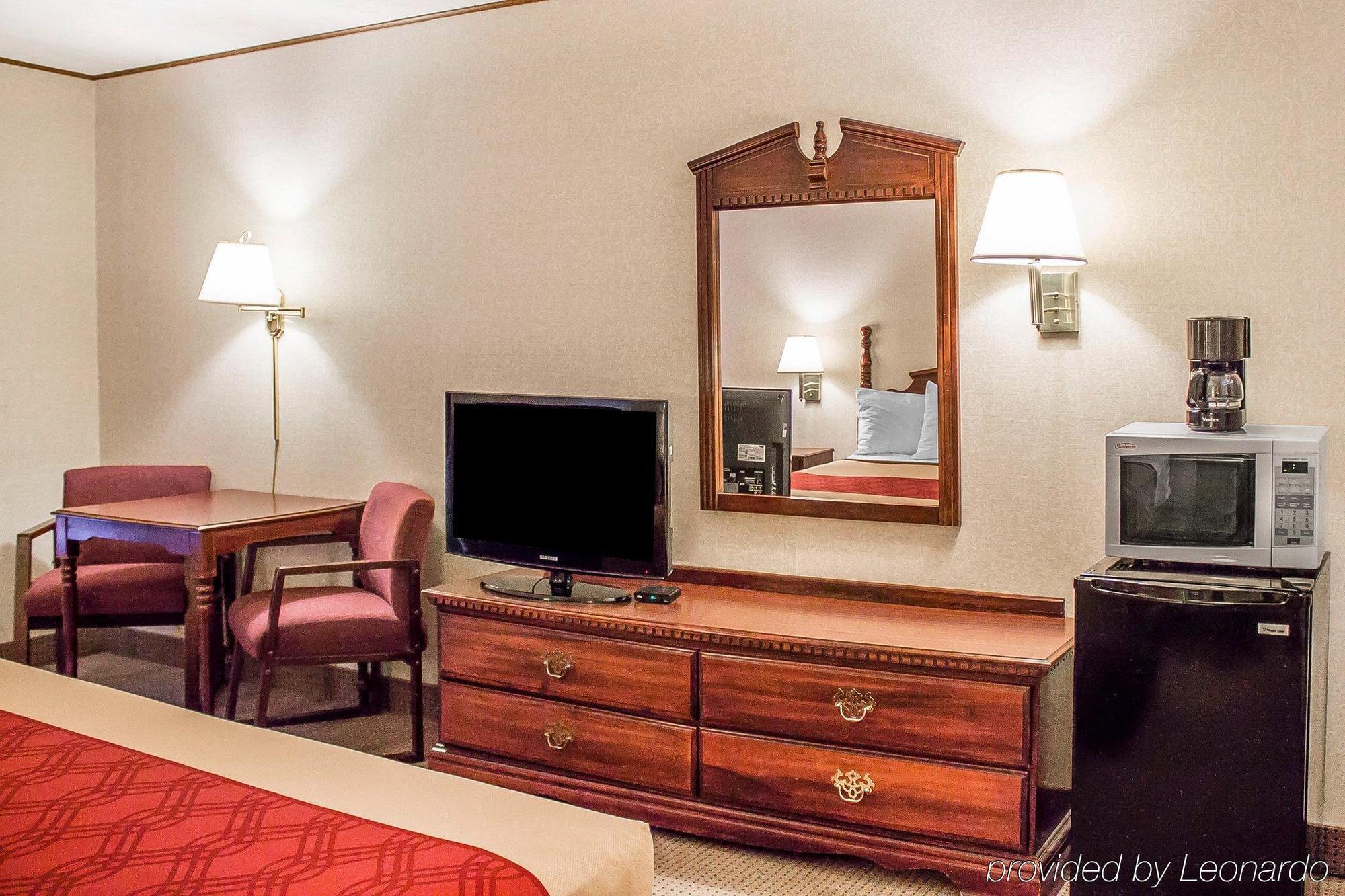Econo Lodge Traverse City Buitenkant foto