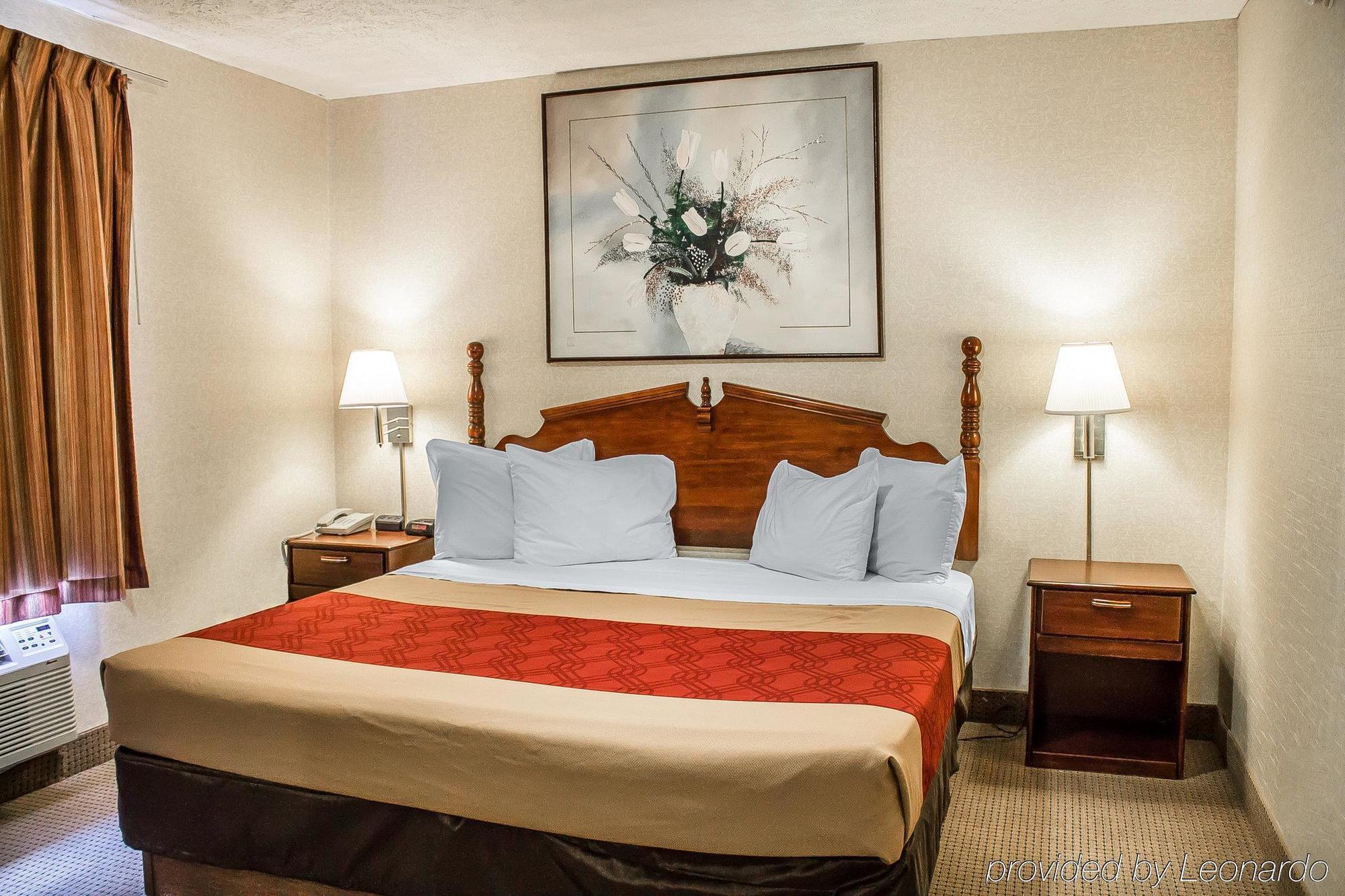 Econo Lodge Traverse City Buitenkant foto